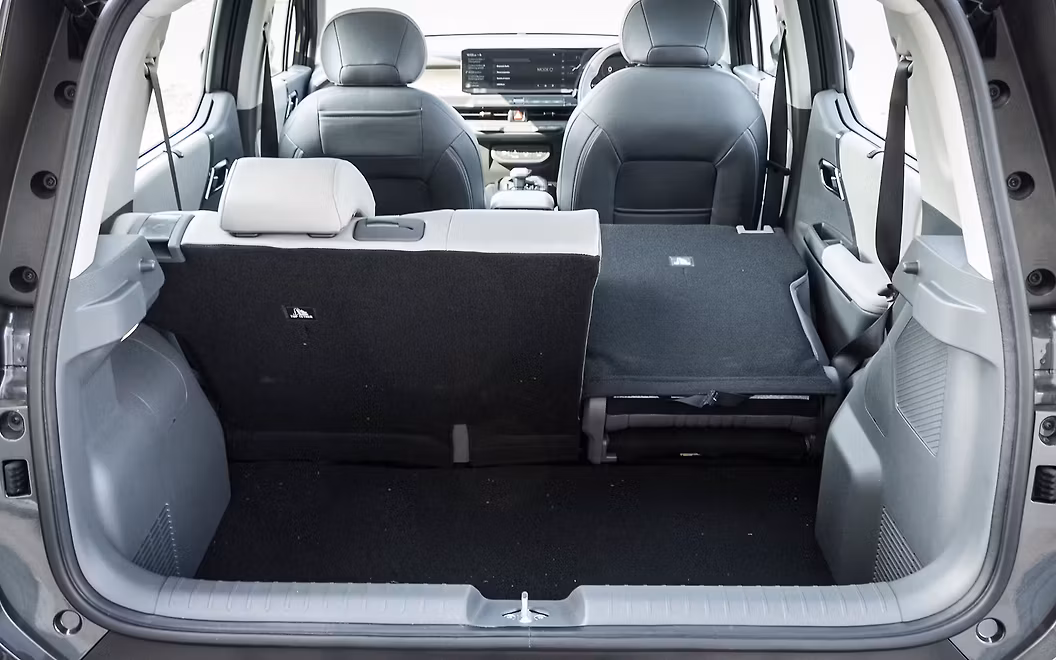 syros-interior-bootspace-rear-split-seat-folded